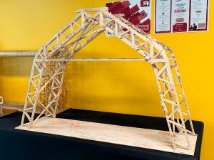 Puentes de palillos: dos maquetas ganadoras soportan más de una tonelada