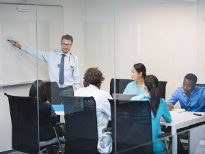 UMH y Novo Nordisk capacitan a 40 profesionales en gestión sanitaria en Valencia