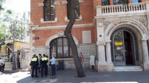 Una placa instalada en la plaza del mercado recuerda todas las víctimas de la Lgtbifobia