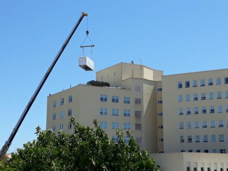 El Hospital de Alicante mejora la climatización en consultas externas con la instalación de dos nuevas enfriadoras