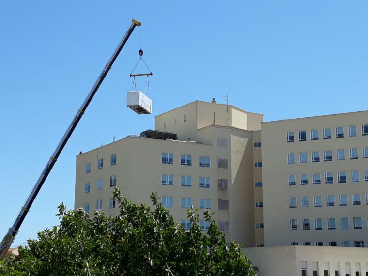 El Hospital de Alicante mejora la climatización en consultas externas con la instalación de dos nuevas enfriadoras