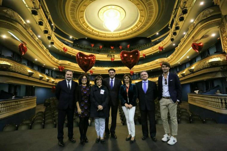 El alcalde de Alicante participa en la II Macrodonación de sangre en el teatro principal