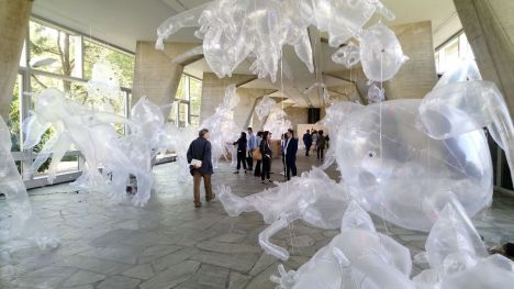 Las gigantescas esculturas inflables de Olga Diego crean expectación en París