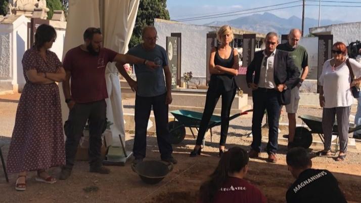 Verònica Ruiz y Rosa Pérez visitan las exhumaciones del cementerio civil de Castelló