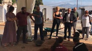 Verònica Ruiz y Rosa Pérez visitan las exhumaciones del cementerio civil de Castelló