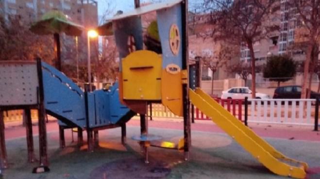 El Ayuntamiento de Alicante limpia los grafitis de los juegos infantiles y cuadros eléctricos
