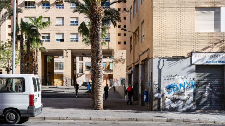 La Generalitat inicia el proceso de regularización de 155 viviendas ocupadas sin título en el barrio del Carmen de Alicante