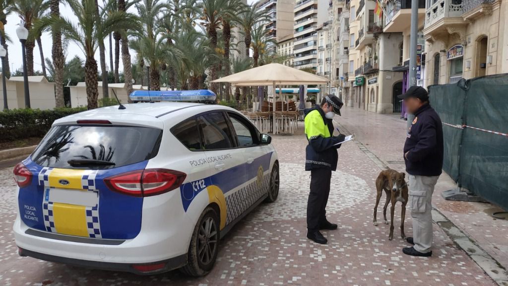 La Policía Local comienza a controlar el tiempo de los paseos de los perros en Alicante