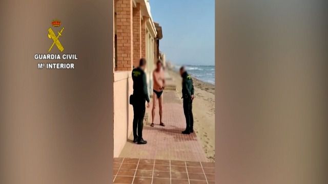 La Guardia Civil sorprende a un surfista y a un bañista en las playas de Guardamar del Segura