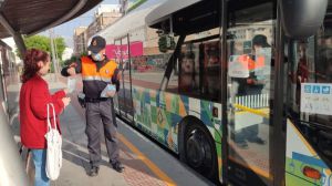 Castelló reparte 10.000 mascarillas para los usuarios del transporte público