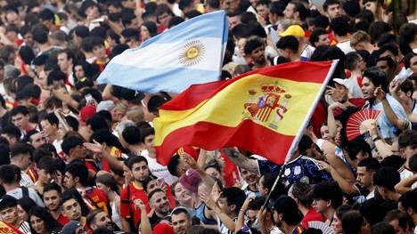 30,000 personas celebran el segundo título mundial de España en la plaza de L’Ajuntament