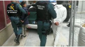 Detenidos por ocupar dos viviendas acusados además de haber apuñalado a un hombre