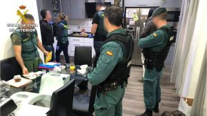 La Guardia Civil destapa un "chiringuito financiero" envuelto en una estafa piramidal millonaria