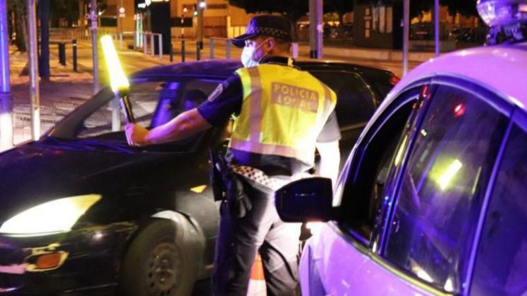 La Policía de Alicante evita 8 botellones, cierra un pub con cincuenta personas e impone 65 denuncias