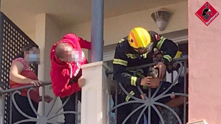 Bomberos auxilian a un niño de dos años con la cabeza atrapada en la barandilla de un hotel en Muchamiel