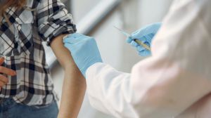 Se administran las primeras dosis de la vacuna de Moderna y se registran 4.664 nuevos casos