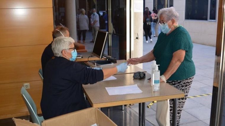 Alicante realiza un nuevo reparto de mascarillas para mayores de 65 años