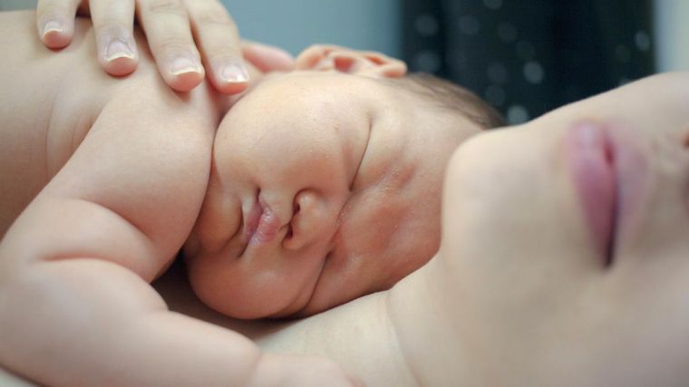 Una mujer valenciana sin pareja podrá acumular el permiso de maternidad y paternidad