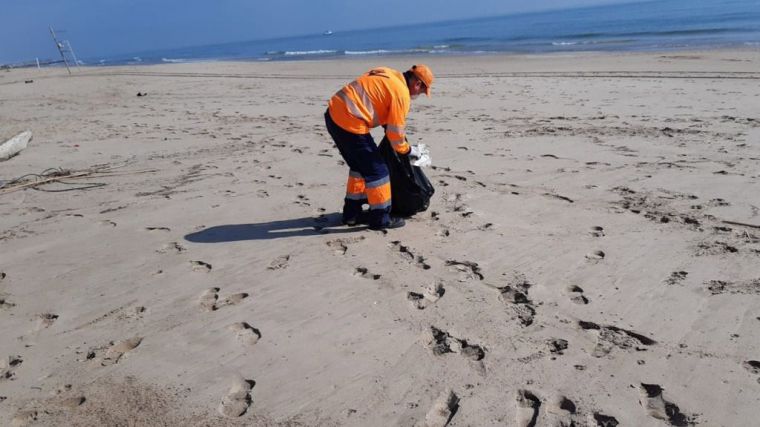 Valencia incrementa los recursos de limpieza en las playas con el inicio de la temporada alta estival