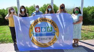 Castelló iza en el Serradal la bandera de 'Playa sin Humo'