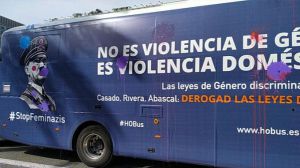Absueltos los tres activistas que detuvieron un autobús machista en Valencia