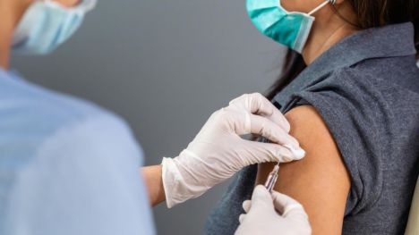 Sanidad instalará puntos móviles de vacunación contra el coronavirus en el centro y en el Servicio de Atención al Turista Extranjero de Benidorm
