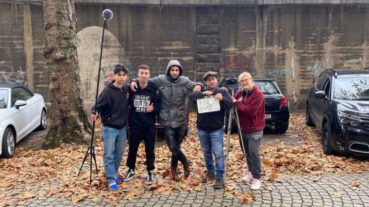 En la imagen: El mehdi  tahir (director), Jose Mateos Mariscal, Leandro Mateos Hernández, Laura (cámara profesional) , Addel (actor principal). En la ciudad de Düsseldorf, grabando las primeras tomas.