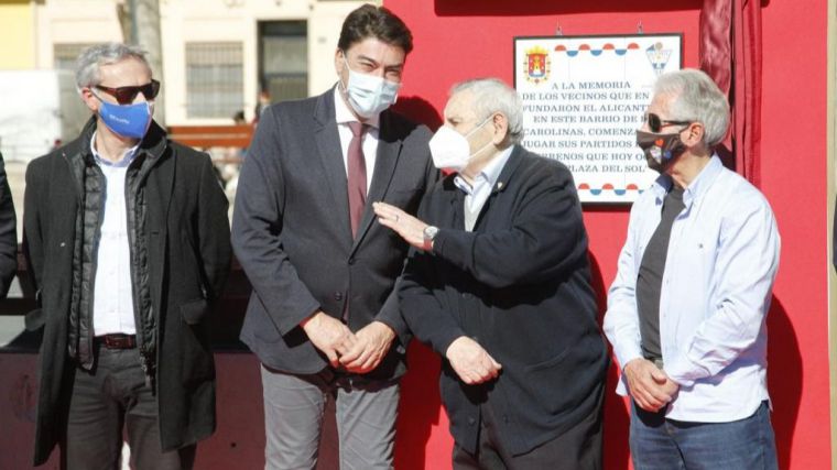 Barcala descubre una placa en Carolinas en recuerdo al Alicante Club de Fútbol