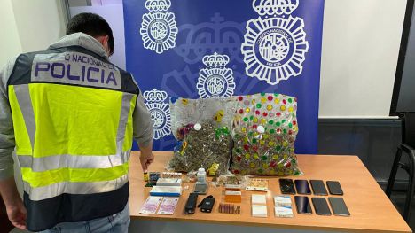 Obligaban a su hijo a vender drogas en el instituto en Alicante