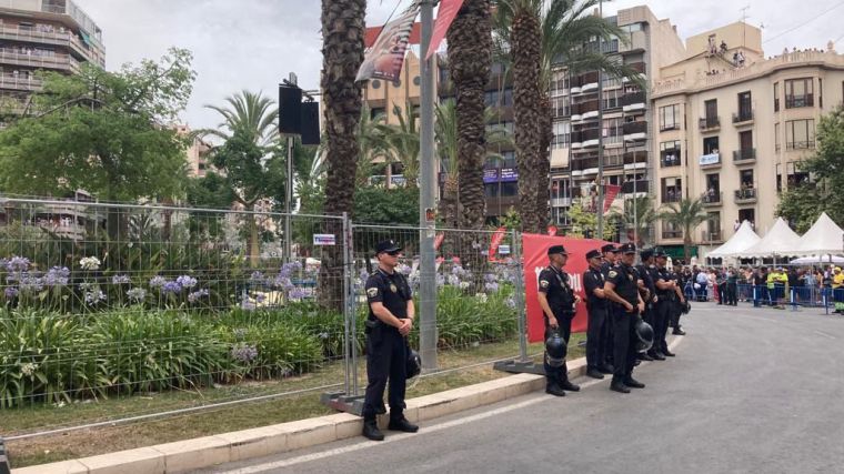 La Policía Local de Alicante consigue celebrar unas Hogueras sin macrobotellones