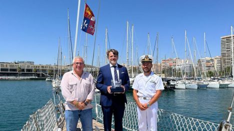 Manresa visita el velero escuela de la Armada Italiana atracado en Alicante
