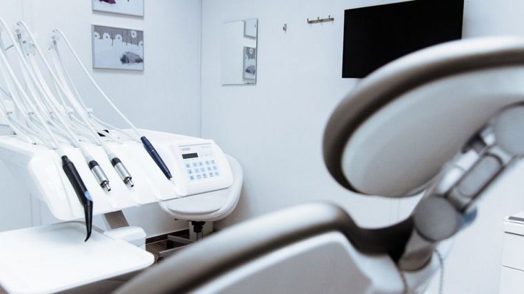 La Audiencia de Valencia condena a prisión a un dentista por abusar sexualmente de una paciente menor durante una consulta