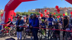 El 'Día de la Bici' reúne a cerca de un millar de personas que pedalean por Alicante