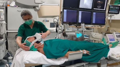 El Hospital Clínico realiza un ensayo clínico para valorar si el uso de la realidad virtual reduce la ansiedad y el dolor durante los cateterismos