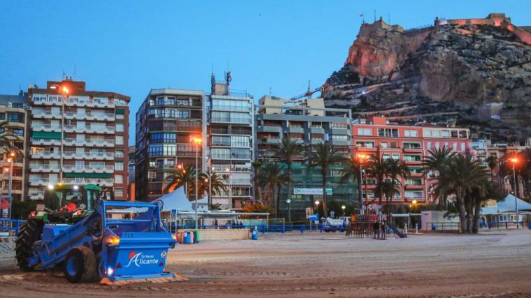 El Postiguet recibe la Bandera Ecoplayas por la protección del arenal de algas en invierno