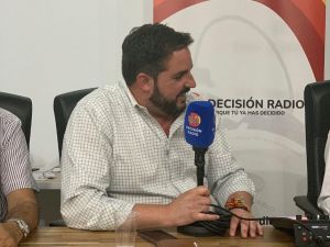Decisión Radio se enfrenta a multas millonarias por operar en postes sin licencia