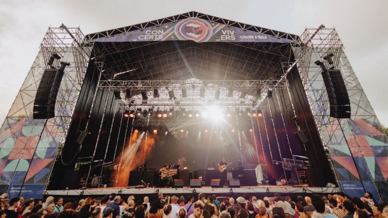 Lola Índigo y Mónica Naranjo llenan sus conciertos de la Gran Fira