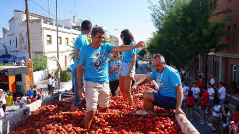 Mazón participa en la Tomatina de Buñol y ensalza su carácter 'alegre y hospitalario'