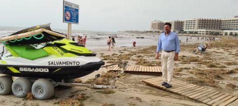 Alicante acelera la limpieza y acondicionamiento de sus playas tras el paso de la DANA