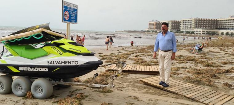 Alicante acelera la limpieza y acondicionamiento de sus playas tras el paso de la DANA