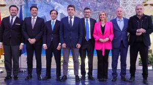 Mazón reivindica el desarrollo tecnológico, turístico y de mercancías del puerto de Alicante