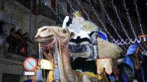 Más de 1.200 personas y 20 carrozas escenifican este viernes la llegada de los Reyes Magos a Alicante