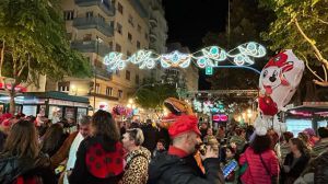Unas 60.000 personas desafían al viento y disfrutan del carnaval en Alicante