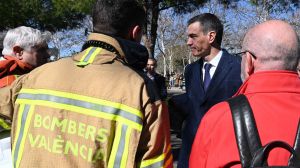 Sánchez traslada la solidaridad, cariño y empatía del Gobierno a los familiares de las víctimas del incendio de València