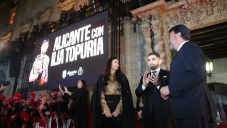 Más de 8.000 personas aclaman a Topuria en el homenaje del Ayuntamiento