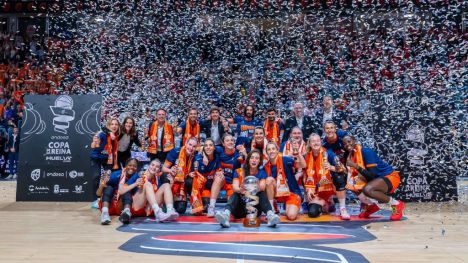 El Valencia Basket inaugura su palmarés copero en Huelva