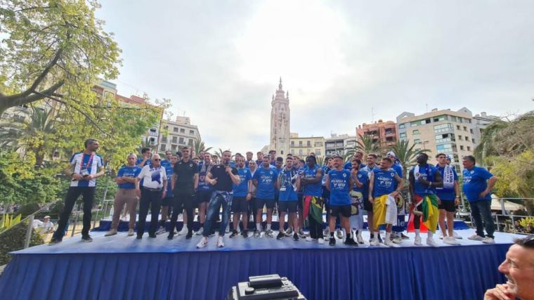 La Plaza de los Luceros se tiñe de blanquiazul para festejar el ascenso del Hércules