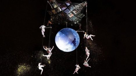 La Gran Feria de València arranca con un gran espectáculo de danza aérea en la plaza del Ayuntamiento
