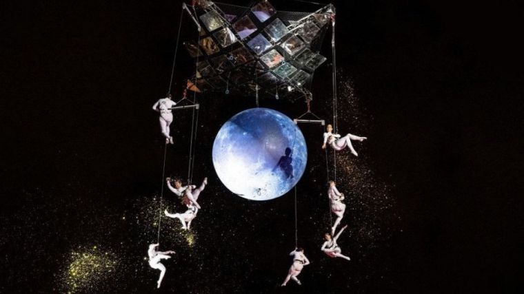 La Gran Feria de València arranca con un gran espectáculo de danza aérea en la plaza del Ayuntamiento