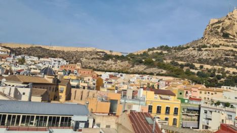 Alicante refuerza las inspecciones de pisos turísticos con la Policía de Barrio